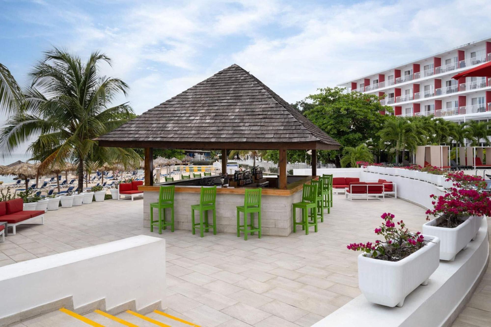 Grand Decameron Cornwall Beach, A Trademark All-Inclusive Resort Montego Bay Exterior photo