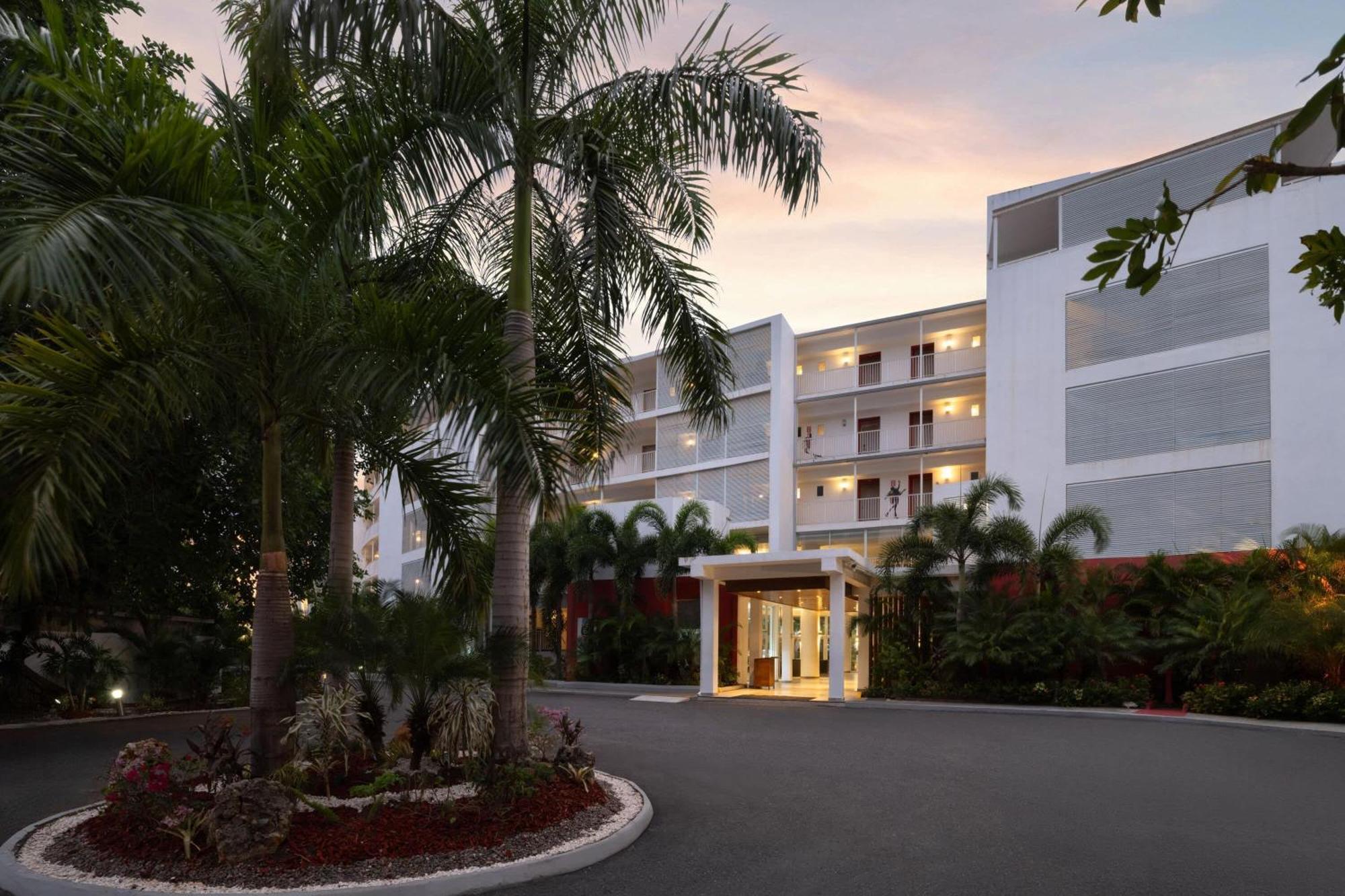 Grand Decameron Cornwall Beach, A Trademark All-Inclusive Resort Montego Bay Exterior photo